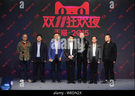 Ma Jack Yun, centro, presidente del gruppo Alibaba, e regista cinese Feng Antonio, la terza a destra, pongono nel corso di una conferenza stampa per il 2015 Tmall 11. Foto Stock