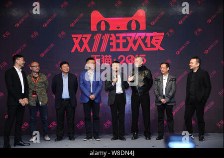 Ma Jack Yun, quarta a destra, presidente del gruppo Alibaba, parla accanto al regista cinese Feng Antonio, la terza a destra, durante una conferenza stampa per il 20 Foto Stock