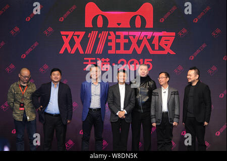 Ma Jack Yun, centro, presidente del gruppo Alibaba, e regista cinese Feng Antonio, la terza a destra, pongono nel corso di una conferenza stampa per il 2015 Tmall 11. Foto Stock