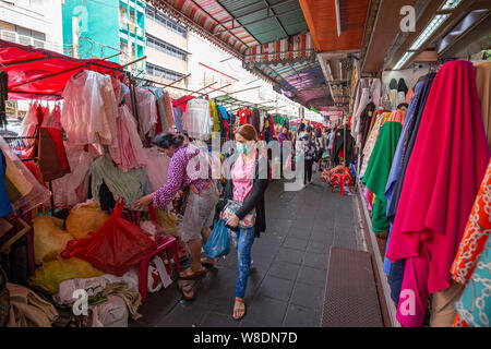 BANGKOK, Tailandia - 22 dic 2018 : persone non identificate shop in un mercato di Little India. Little India è un quartiere etnico Phahurat circostante R Foto Stock