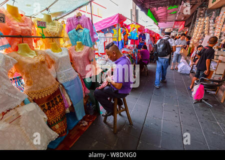 BANGKOK, Tailandia - 22 dic 2018 : persone non identificate shop in un mercato di Little India. Little India è un quartiere etnico Phahurat circostante R Foto Stock