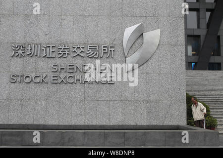 --FILE--Vista di un cartello di Shenzhen Stock Exchange nella città di Shenzhen, Cina del sud della provincia di Guangdong, 14 maggio 2015. Terraferma borse pla Foto Stock