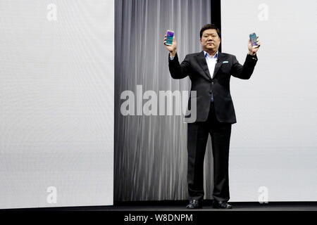 Parco Jaesoon, CEO di Samsung Grande Cina, mostra Samsung Galaxy S6 ed S6 gli smartphone di bordo ad una cerimonia di lancio per i nuovi modelli a Pechino, Cina Foto Stock