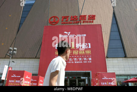 --FILE--un pedone passato passeggiate a Wanda department store di Dalian Wanda Gruppo nella città di Wuhan, porcellane centrale provincia di Hubei, 29 settembre 2012. W Foto Stock