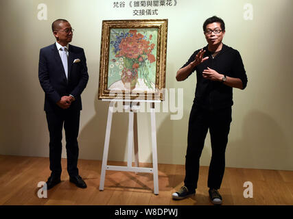 --FILE--Zhongjun Wang, Presidente di Huayi Brothers Media Corp., destra parla accanto a Vincent van Gogh, 'Still Vita, Vaso con margherite e papaveri' wh Foto Stock