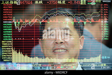 In questo multi-immagine di esposizione, un investitore cinese sorride come egli guarda la Shanghai indice composito in corrispondenza di un magazzino casa di brokeraggio in Qingdao City, est Foto Stock