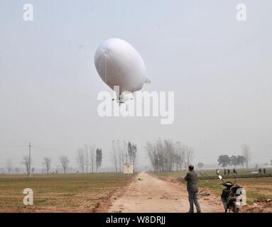 La zeppelin fatta dal contadino cinese Shi Songbo decolla durante il primo volo in Lvji village, Ningling county, città Shangqiu, centrale della Cina di Henan pr Foto Stock