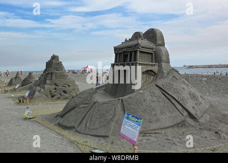 KAOHSIUNG, Taiwan -- Luglio 27, 2019: le sculture di sabbia presso la spiaggia di sabbia nera festival Chijin sull isola. Foto Stock