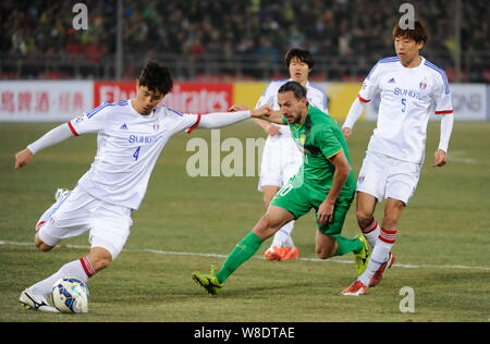 Dejan Damjanovic, anteriore centrale, di della Cina di Pechino Guoan FC, sfide Beom-Seok Oh, a sinistra della Corea del Sud, Suwon Samsung FC durante il loro gruppo G 2 Foto Stock