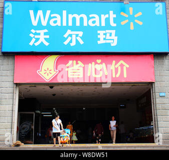 --FILE--i clienti lasciano un supermercato Walmart a Chongqing Cina, 12 agosto 2015. Gli investimenti esteri diretti (IED) nella Cina continentale surge Foto Stock