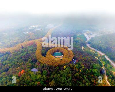 Vista aerea del maggio-ling Palace, dove Chiang Kai-shek, ex leader del Kuomintang, e sua moglie Soong maggio-ling una volta visse, il cui tetto sembra l Foto Stock