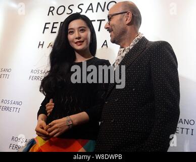 Attrice cinese Fan Bingbing (sinistra) pone con executive di Rossano Ferretti durante la cerimonia di apertura di un nuovo negozio di Rossano Ferretti Spa per i capelli Foto Stock