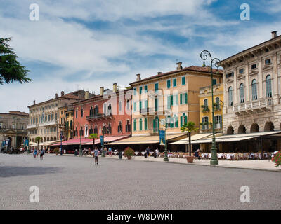 Le aziende locali e ristoranti che si trovano di fronte all'Arena di Verona in Piazza Bra durante il giorno Foto Stock