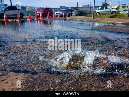 Strada chiusa a causa di danni dovuti a una raffica acqua principali Foto Stock
