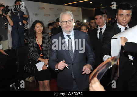 American film del regista Francis Lawrence, centro firma autografi per i fan a premiere per il suo film "La fame di giochi: Mockingjay ¨C Parte 2' di bei Foto Stock