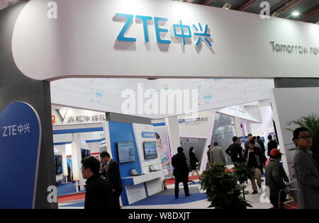 --FILE -- la gente visita lo stand di ZTE durante una mostra a Pechino in Cina, 28 marzo 2015. ZTE Corp, la Cina la più grande delle telecomunicazioni pubbliche equ Foto Stock