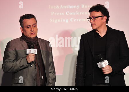 Direttori americano Joe Russo, a sinistra, e Antonio Russo, destra, partecipare alla conferenza stampa per la loro collaborazione strategica con intrattenimento uniti Pa Foto Stock
