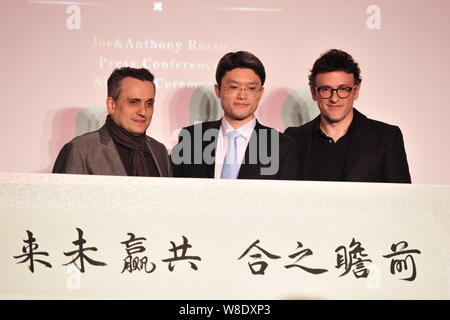 Direttori americano Joe Russo, a sinistra, e Antonio Russo, a destra pone durante la conferenza stampa per la loro collaborazione strategica con la United Entertainme Foto Stock