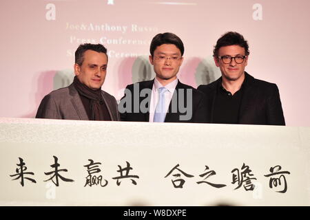 Direttori americano Joe Russo, a sinistra, e Antonio Russo, a destra pone durante la conferenza stampa per la loro collaborazione strategica con la United Entertainme Foto Stock