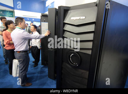 --FILE--i visitatori guardano Inspur server sul display durante il China International Defense Electronics Exhibition 2014 a Pechino, in Cina, il 7 maggio 2014. Foto Stock