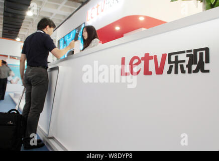 --FILE--un visitatore colloqui con un dipendente presso lo stand di Letv durante il PT/EXPO CINA 2015 a Pechino, in Cina, 22 settembre 2015. Chinese Internet video Foto Stock