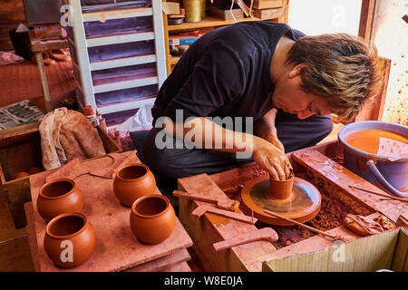 Giappone, Honshu, nella prefettura di Aichi, Tokoname, signor Shoji Umehara potter facendo una teiera Kyusu Foto Stock