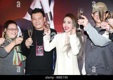 Cantante Taiwanese Jolin Tsai, seconda a destra, toast durante una festa per il suo concerto a Hong Kong, Cina, 13 dicembre 2015. Foto Stock