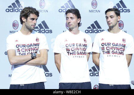 (Da sinistra) Andrea Poli, Riccardo Montolivo e Mattia De Sciglio di AC Milan pongono a una riunione della ventola durante l'evento 2015 International Champions Cup Foto Stock