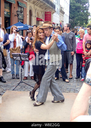 Buenos Aires, Argentina - 4 Marzo 2013: passionale coppia di anziani ballare guancia a guancia tango a San Telmo a Buenos Aires Foto Stock