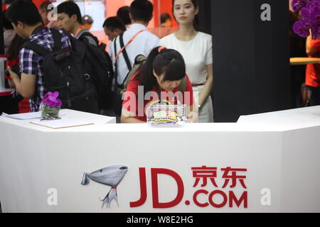 --FILE -- la gente visita lo stand della JD.com, noto anche come Jingdong.com, durante l'International Consumer Electronics Show Asia (International CES Asia) Foto Stock