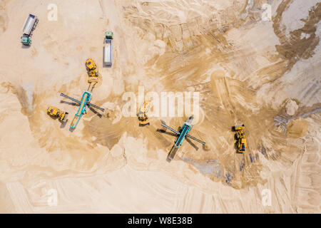 Vista aerea di sabbia operazione mineraria estrazione di un intervallo di sabbie minerali. Foto Stock