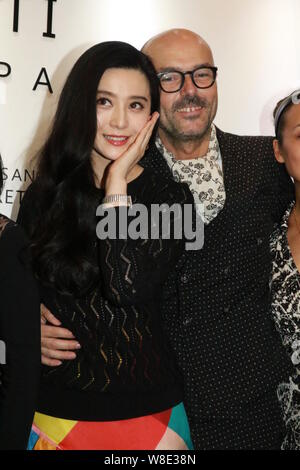 Attrice cinese Fan Bingbing (sinistra) pone con executive di Rossano Ferretti durante la cerimonia di apertura di un nuovo negozio di Rossano Ferretti Spa per i capelli Foto Stock