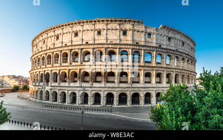 Panorama del Colosseo esterno a sunrise in Roma, Italia Foto Stock