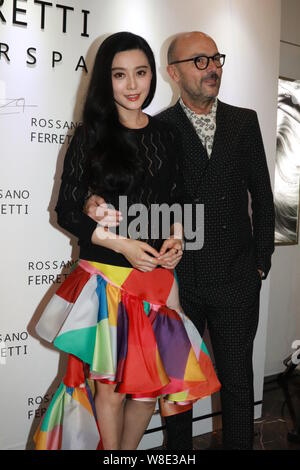 Attrice cinese Fan Bingbing (sinistra) pone con executive di Rossano Ferretti durante la cerimonia di apertura di un nuovo negozio di Rossano Ferretti Spa per i capelli Foto Stock