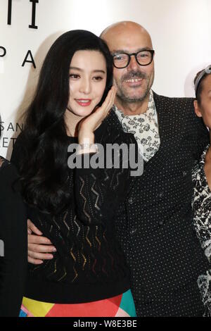 Attrice cinese Fan Bingbing (sinistra) pone con executive di Rossano Ferretti durante la cerimonia di apertura di un nuovo negozio di Rossano Ferretti Spa per i capelli Foto Stock