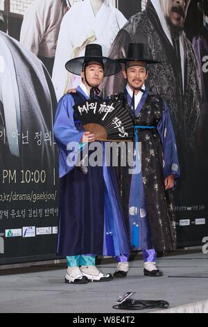 Sud coreano attori Jang Hyuk, sinistra e Yu Oh-seong partecipare ad una conferenza stampa per la loro nuova fiction TV "Il Mercante: Gaekju 2015' in Seoul Sud Kore Foto Stock