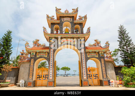 Danang, Vietnam: 9 maggio 2019 - Chua Bu Dai figlio tempio a Danang, cool pagoda con un bel cancello. Foto Stock