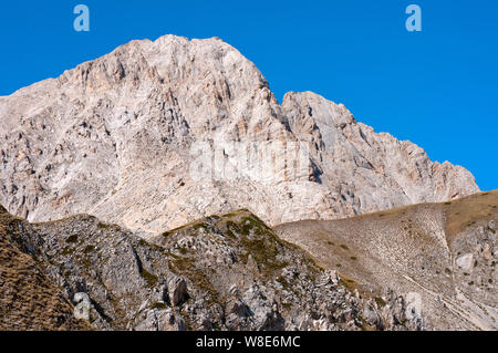Vista del Corno Grande (mt 2912), del Gran Sasso e Monti della Laga National Park, L'Aquila, Abruzzo, Italia Foto Stock