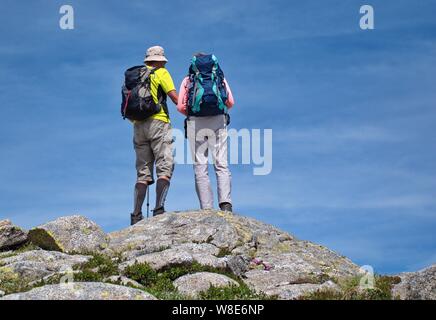 Basso angolo vista della coppia senior escursioni nelle Dolomiti Foto Stock