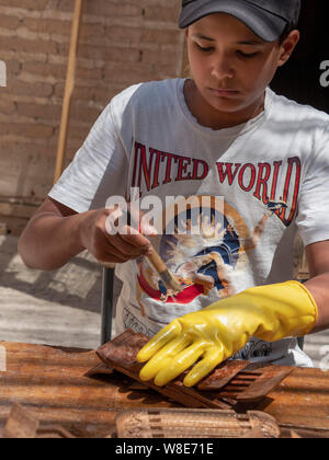 Mensole di legno per il corano nella storica città Ichan Qala, Chiwa, Uzbekistan, Asia Foto Stock