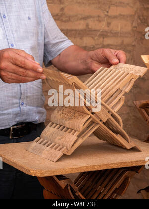 Mensole di legno per il corano nella storica città Ichan Qala, Chiwa, Uzbekistan, Asia Foto Stock