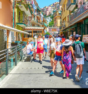 Manarola, La Spezia, Italia - Luglio 2, 2019: un po' affollate di turisti main street a Manarola piccola città, Cinque Terre Foto Stock