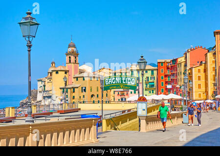 Camogli, Genova, Italia - 3 Luglio 2019: Waterfront a Camogli cittadina vicino a Genova su soleggiate giornate estive, Liguria Foto Stock