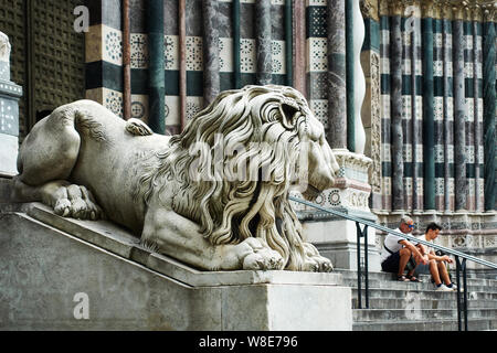 Genova (Genova), Italia - Luglio 06, 2019: leone in marmo dalla Cattedrale di San Lorenzo e la gente sulle scale a Genova Foto Stock