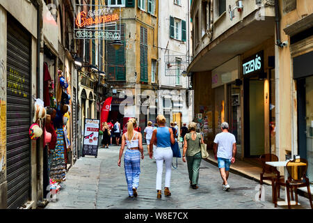 Genova (Genova), Italia - Luglio 06, 2019: la vecchia strada di Genova con la gente a piedi Foto Stock