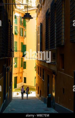 Genova, liguria, Italy - Luglio 06, 2019: la vecchia strada di Genova e le ragazze a piedi Foto Stock