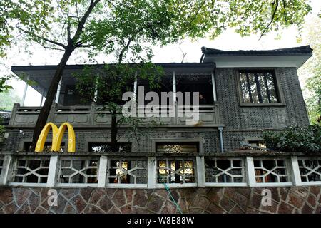 Vista di un ristorante un fast food di McDonald's, che è stato il primo leader del Kuomintang Chiang Ching-kuo dell ex residenza, in Hangzhou, Oriente Cina " Foto Stock