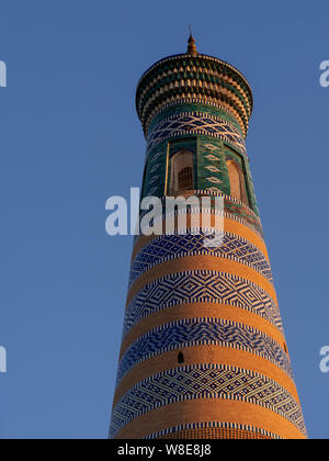 Il minareto Islam Khodja, città storica Ichan Qala, Chiwa, Uzbekistan, Asia, nonché patrimonio dell'UNESCO Foto Stock