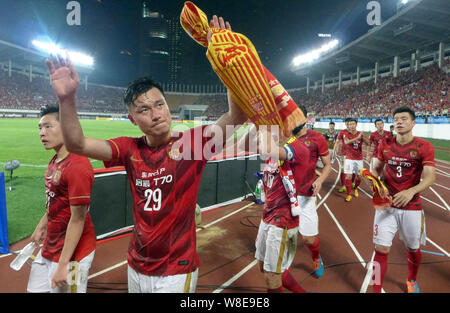 --FILE--Gao Lin, anteriore della Cina in Guangzhou Evergrande onde per gli spettatori dopo che il suo team ha sconfitto la Corea del Sud del Seongnam FC durante il loro match di th Foto Stock