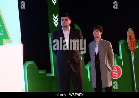 Pensionato cinese superstar di basket Yao Ming, sinistra e ritirato il cinese 110m ostacoli star Liu Xiang frequentare il 2015 National Traffic Safety Day award Foto Stock